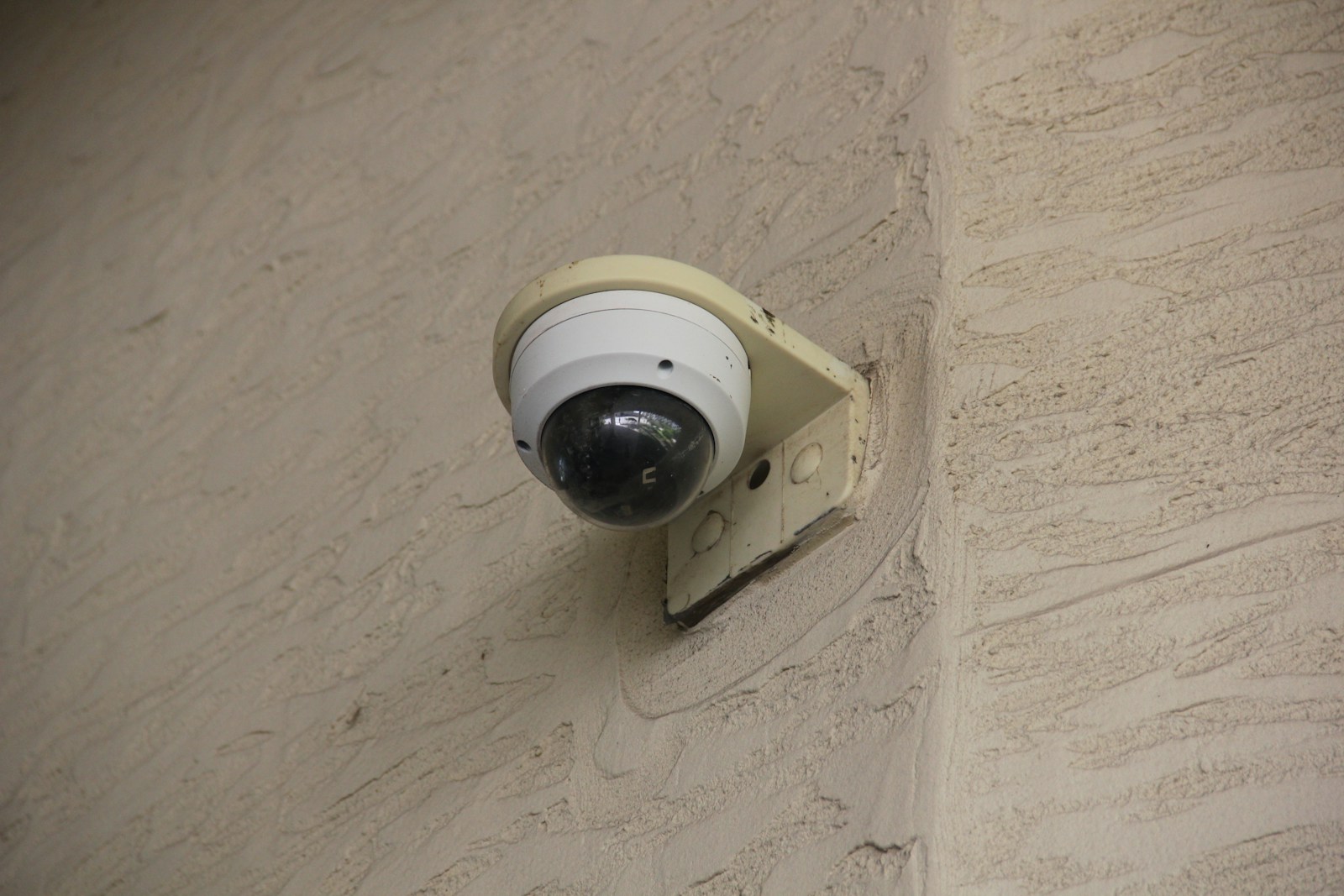 a white door knob on a wall